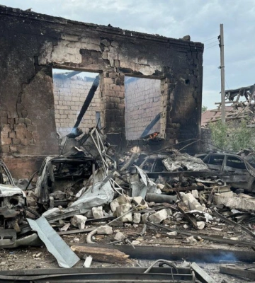 Российские войска ударили по Селидово: начался сильный пожар, над городом поднимается дым