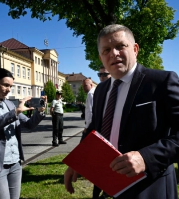 Фіцо вперше з’явився на публіці після замаху і заявив, що хотів би поїхати з Орбаном до Києва і Москви