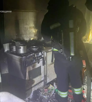 Загорілася кухня: у Дніпрі під час пожежі у квартирі врятували чоловіка