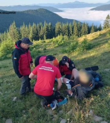 Гірські рятувальники допомогли травмованому туристу