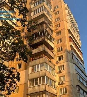 В Киеве обломки ракеты упали на многоэтажку: пострадали шесть человек