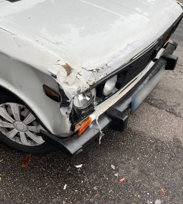 Через водія ВАЗ у Черкасах сталася аварія між припаркованими автівками (ФОТО)