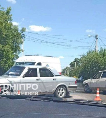 У Дніпрі мотоцикл зіштовхнувся з автомобілем: відео моменту 