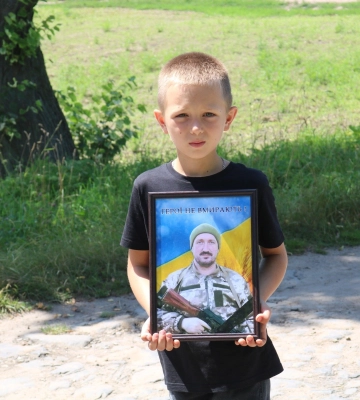 Сьогодні в Сумах провели в останню путь солдата Сергія Сотника