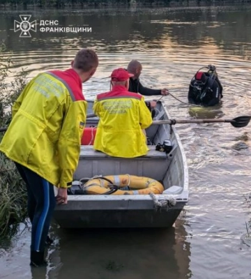 Водолази ДСНС підняли з річки тіло 27-річного чоловіка