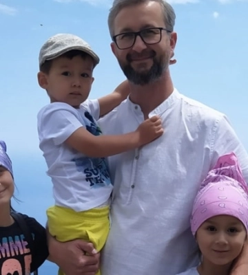 Родина Нарімана Джеляла прибула до Києва з анексованого Криму
