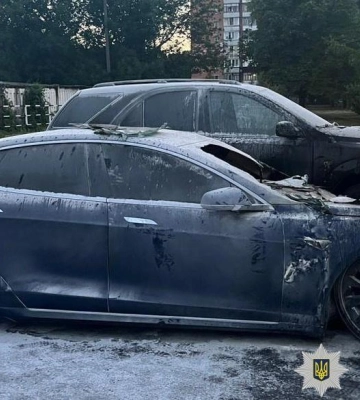 У Полтаві спалили автомобіль Tesla