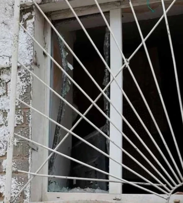 Військові РФ завдали удару по одному з районів Херсона, постраждала вагітна жінка