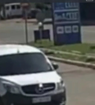 В Івано-Франківську жінка випала з маршрутки, яка рухалася: у мережі показали відео