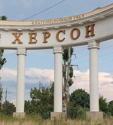 Окупанти обстріляли житловий район Херсона: постраждала вагітна
