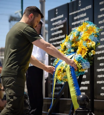 Зеленский в день ВМС ВСУ почтил погибших украинских воинов в Одессе