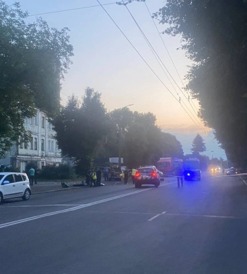 У Луцьку в людей кинули гранату з невідомого авто (відео)