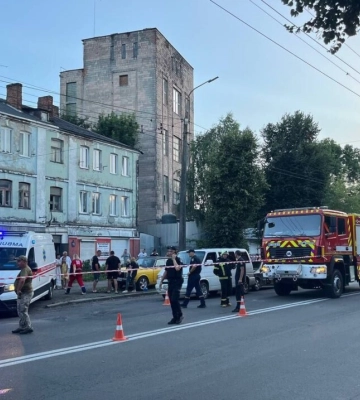 У Луцьку невідомий кинув у людей гранату з авто: постраждали п&#039;ятеро осіб. Фото і відео