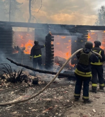 Рятувальники потрапили під повторний обстріл на Миколаївщині, пошкоджено техніку. ФОТОрепортаж