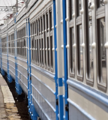 У Києві через уламки ракети на коліях затримується кільцева електричка