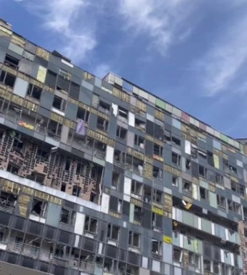 Ракетний удар по дитячій лікарні «Охматдит»: десятки киян прийшли допомогти розібрати завали, відео