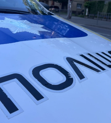 У Франківську на вулиці Коновальця жінка випала з маршрутки під час руху: що відомо (ФОТО)