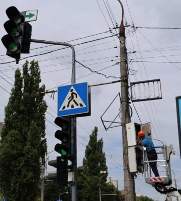 Безпечно та економно: ще один світлофор у Луцьку працює від сонячної панелі
