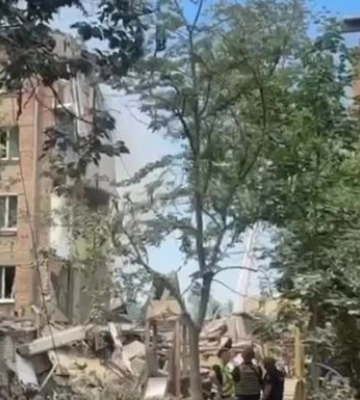 Росіяни зруйнували підʼїзд будинку у Києві