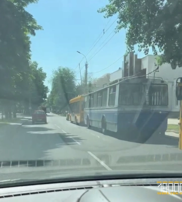 Колона з тролейбусів зупинилася в центрі Черкас: що сталося (ВІДЕО)