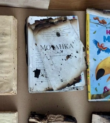 Обгорілі після російської атаки на друкарню у Харкові книжки покажуть у Швеції