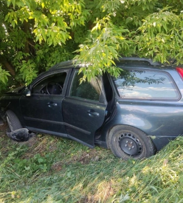 У Рівному авто знесло паркан біля новобудови (ВІДЕО)