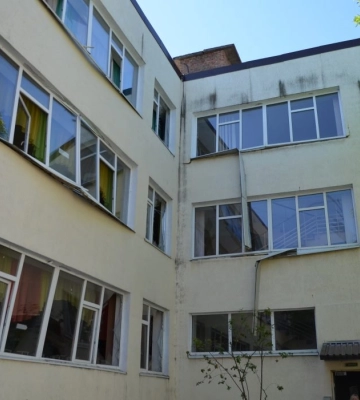Потрощено вікна та стелі: у Дніпрі внаслідок ракетної атаки окупантів постраждали школа та дитячий садок