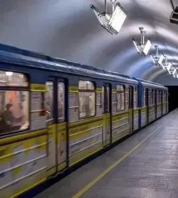 Після ракетного удару по столиці в метро призупинений рух між станціями &quot;Дніпро&quot; та &quot;Лісова&quot;