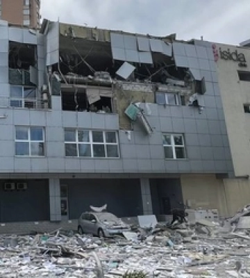 Повторний обстріл Києва: уламки впали на медцентр, є загиблі і поранені 