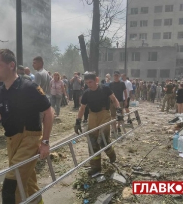 «Путін бомбить дитячу лікарню». Що пише світова преса про удар по Києву