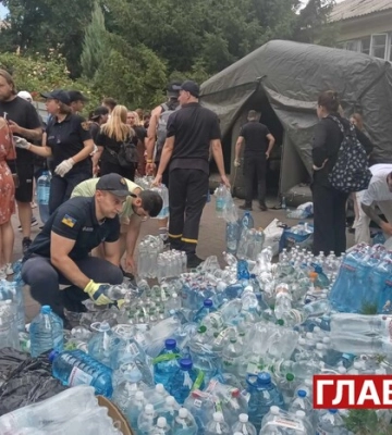 Атака РФ на «Охматдит»: сотні киян допомагають рятувальникам на місці трагедії (відео)
