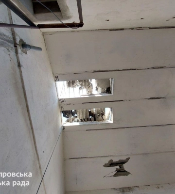 Понівечений дах, вибиті вікна та потрощені фасади: Дніпро оговтується після чергового ракетного обстрілу ворога