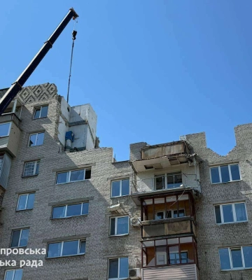 В Днепре заканчивают демонтаж верхних этажей многоэтажки, пострадавшей из-за обстрела 23 февраля