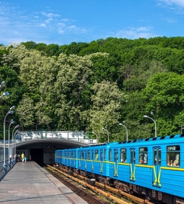 Наземная часть «красной» линии метро в Киеве временно не работает