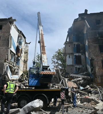 У Києві російська ракета знищила під’їзд багатоповерхівки : відео наслідків