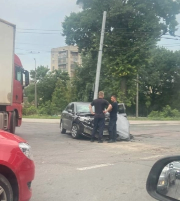 У Франківську на вулиці Галицькій легковик врізався в бус