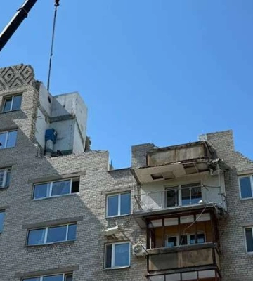 «Вдячні місту про турботу, що наш будинок відновлять», — мешканка багатоповерхівки, де закінчують демонтаж квартир, зруйнованих через ворожий обстріл Дніпра 23 лютого
