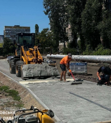 У Дніпрі комплексно ремонтують аварійні тротуари