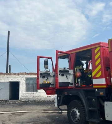 Горів корівник та господарське приміщення: у селі поблизу Луцька ліквідовують наслідки пожежі