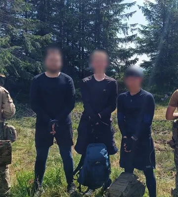 Прикордонники затримали трьох чоловіків, які 10 днів блукали в горах