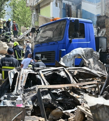 У Києві з-під завалів дістали тіла жінки та її двох дітей
