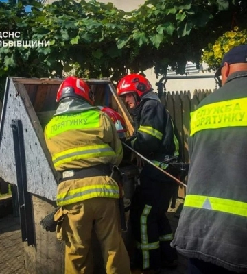 На Львівщині 74-річна жінка впала у криницю