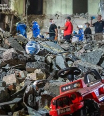 Под завалами в Киеве нашли тело ребенка