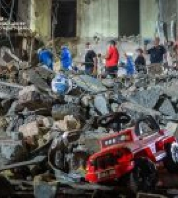 Під завалами знайшли тіло хлопчика: у Києві зросла кількість жертв російського удару. Фото і відео