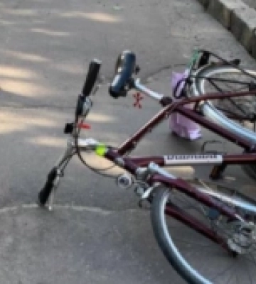У Рівному легковик збив двох велосипедистів