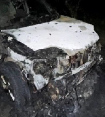 У Рівному спалили позашляховик: загорілася сусідня машина