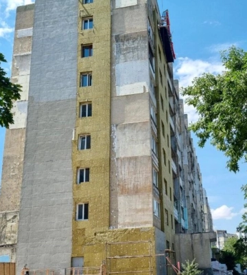 У Сергіївці продовжують відбудову будинку, що був зруйнований внаслідок ракетного удару у 2022 році: які роботи виконують