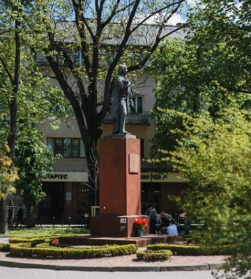 Де можна сховатись від спеки: найкращі парки та сквери в Івано-Франківську