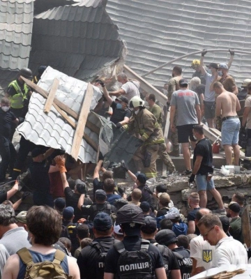 Рятувальники дістали тіла ще трьох жінок з-під уламків будинку на Сирці в Києві (оновлено)