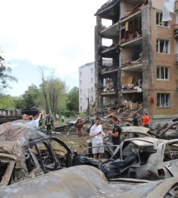 Іноземні посольства у Києві приспускають прапори на знак жалоби за загиблими під час атаки РФ